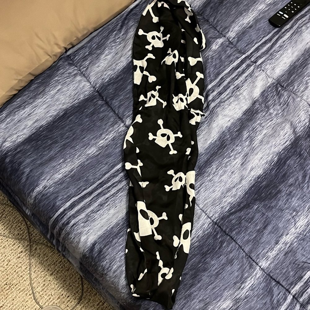 Black/white skull infinity scarf